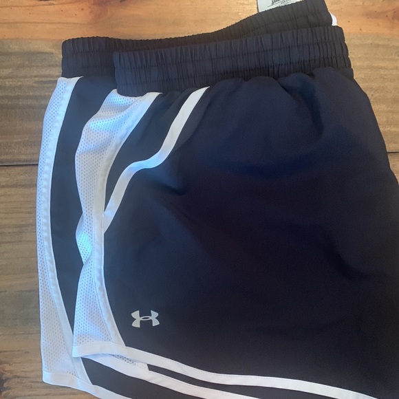 Women’s Under armor shorts with pockets Size XXL - Picture 3 of 3